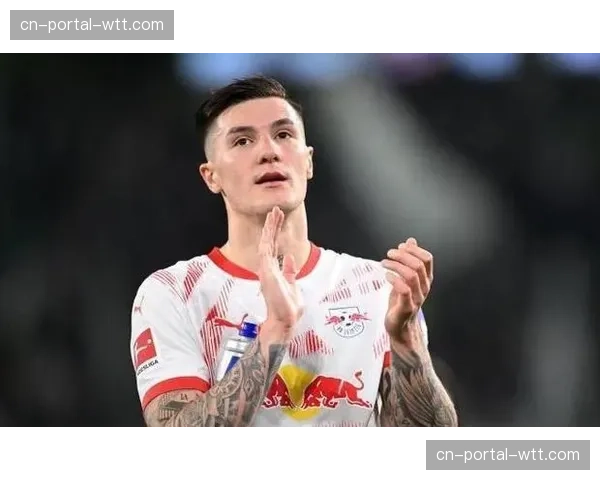 欧冠镜头：哈维·西蒙斯突破造点，莱比锡客场取得关键领先。